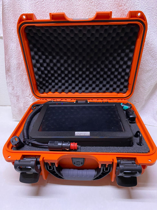 Arctic Tablet Case 12V, sään ja iskunkestävä kantolaukku tabletille ääriolosuhteisiin. Ulkopuolinen lataus ja lämmitys tabletille. Lataus ja lämmitys myös sisäänrakennetun akun kautta.